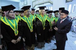 Menakertrans Di Wisuda Akademi Kebidanan