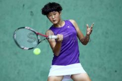 Petenis Unggulan Melaju