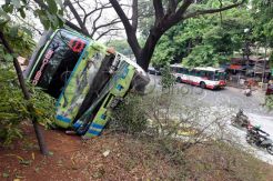 Truk Terguling Di Cawang
