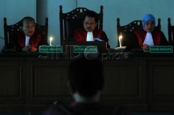 Sidang Diterangi Lilin