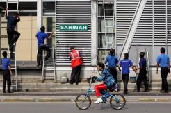 Bersih-Bersih Halte Busway
