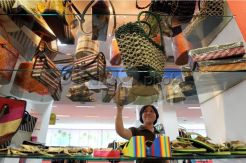 Produk Kerajianan di Rumah Pamer dan Jual