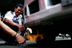 Di Bandung Parkir Sembarangan, Mobil Di Gembok