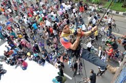 Car Free Day Sabar Gorky Terjun dari Jembatan Sriwedari