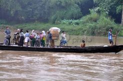 Sebrangi Derasnya Sungai Menuju Sekolah