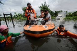 Tim SAR Evakuasi Ibu Hamil