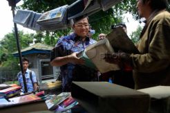 Aher Kunjungi Lapak Buku