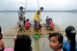 Banjir, Warga Gunakan Perahu Sampan