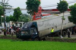 Sopir Lalai, Truk Terperosok