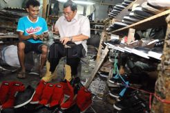 Aher Kunjungi Industri Sepatu Cibaduyut