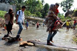 Jembatan Runtuh Warga Lewati Jalur Sungai
