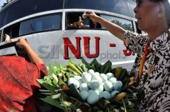 Peringati Maulud, Abdi Dalem Bagi-bagi Telor Asin