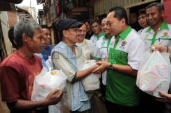 Menhut Bantu Korban Banjir