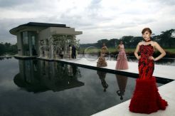 Kemewahan Fashion di Tengah Pemandangan Alam
