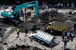 Truk Terjebak Lahar Dingin