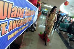 Fashion Show di Ruang Tunggu Bandara