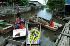 Banjir Rob Warga Gunakan Perahu Peti Mati