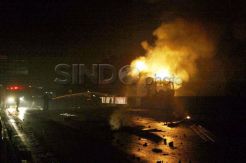 Bentrok, truk dibakar massa