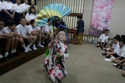 Pelajar SMP belajar tari Jepang