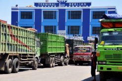 Ribuan truk mogok beroperasi