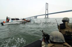 Kopaska bebaskan sandra di bawah jembatan Suramadu