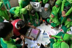 Murid SD belajar sablon