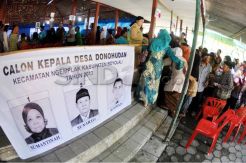 Ribuan warga mengantri saat pencoblosan Pilkades