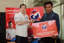 Serahkan hadiah deklarasi Perindo