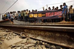 Pembongkaran bangunan pinggir rel