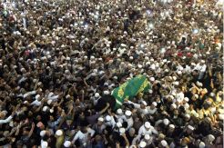 Ribuan pelayat antar jenazah Uje
