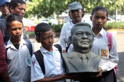 Aksi tujuh tahun Lapindo, SBY diberi hadiah