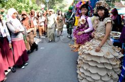 Busana kardus di ajang pameran Pendidikan