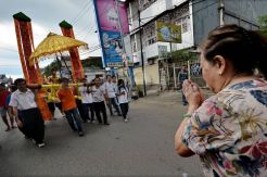 Arak-arakan merayakan Waisak di Makassar