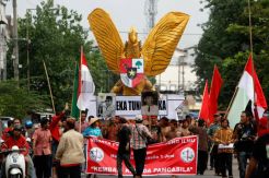 Kirab replika Burung Garuda