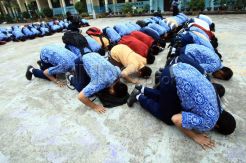 Rayakan kelulusan dengan sujud syukur