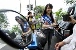 Aksi mahasiswa bagi-bagi pohon gratis