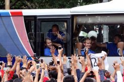 Ditunggu banyak penggemar di Kota Tua, Robben sapa fans dari dalam bus