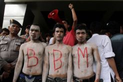 Tolak kenaikan BBM, Mahasiswa demo Kantor Pertamina Makassar