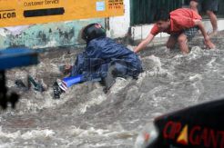 Motor hanyut terbawa arus banjir