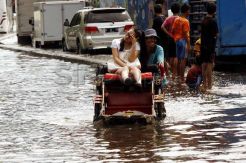 Banjir rob di depan Mangga Dua Square