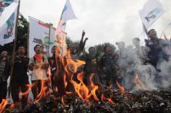 Bakar ban bentuk penolakan