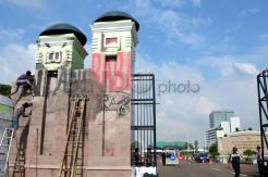 Bersihkan coretan di gerbang gedung DPR