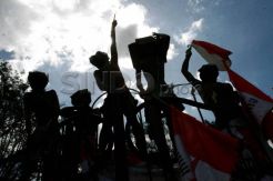 Manusia lumpur demo tolak BBM