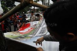 Masa tenang, relawan bersihkan atribut kampanye