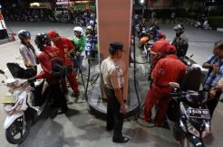 Antrean panjang di SPBU Pejompongan