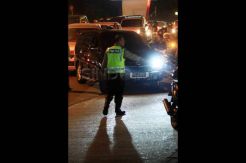 Petugas jaga antrean SPBU di Palembang