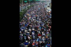 Ribuan bobotoh turun ke jalan menyusul aksi perusakan bus pemain Persib