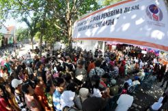 Warga mengantre BLSM di Solo