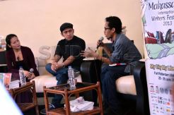 Dee ramaikan Makassar International Writers Festival 2013
