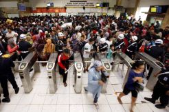 Antrean penumpang kereta